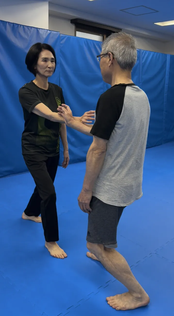 八王子教室 二人一組で行う対気の稽古の様子